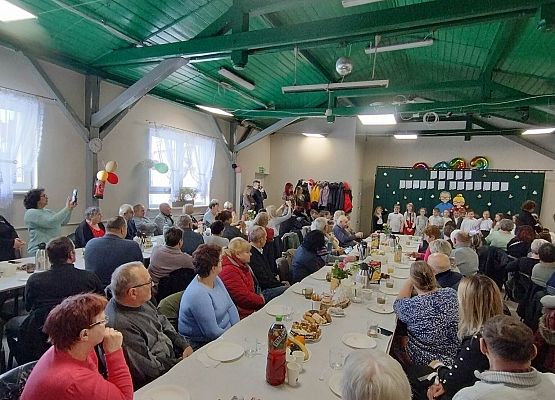 Zaproszeni goście siedzą przy stole