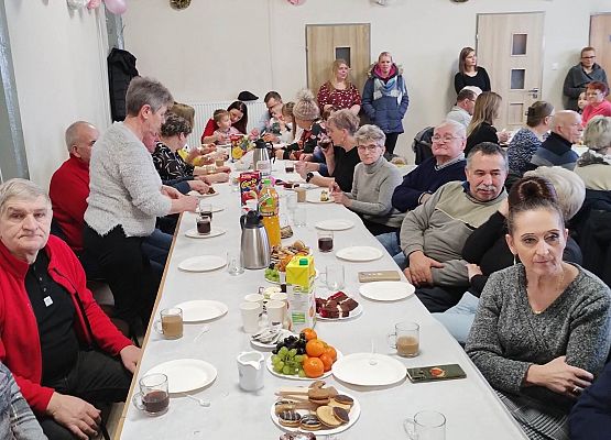 Zaproszeni goście siedzą przy stole