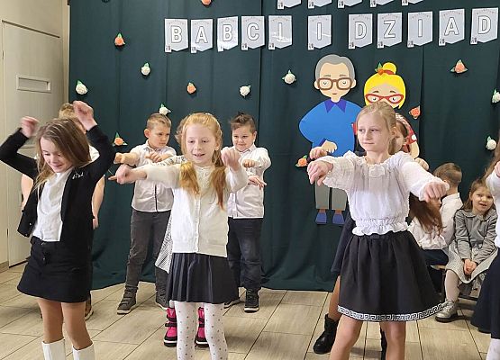 Uczniowie podczas występu