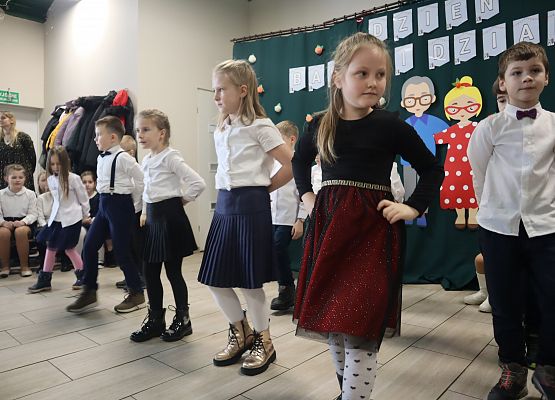 Uczniowie podczas występu