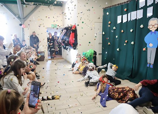 Uczniowie podczas występu