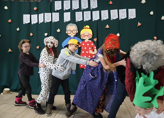 Uczniowie podczas występu