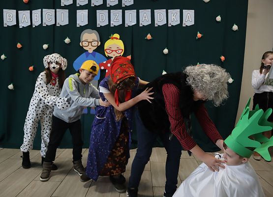 Uczniowie podczas występu