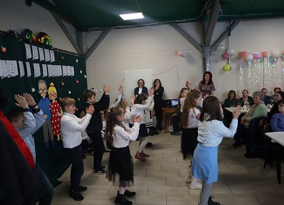 Uczniowie podczas występu