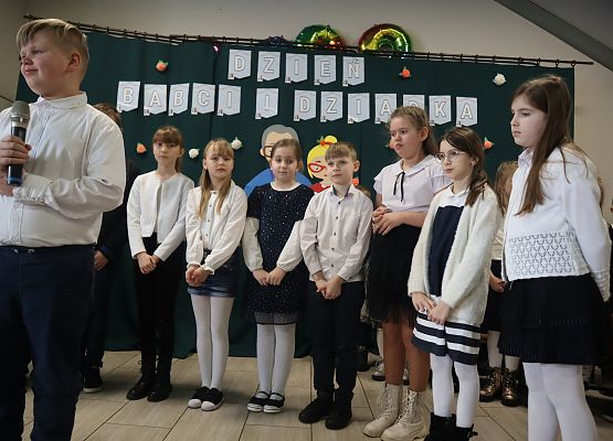 Uczniowie podczas występu