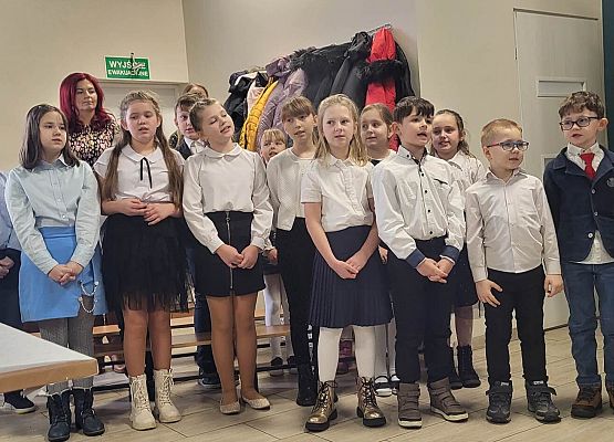 Uczniowie podczas występu