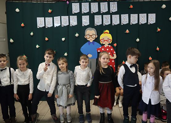 Uczniowie podczas występu