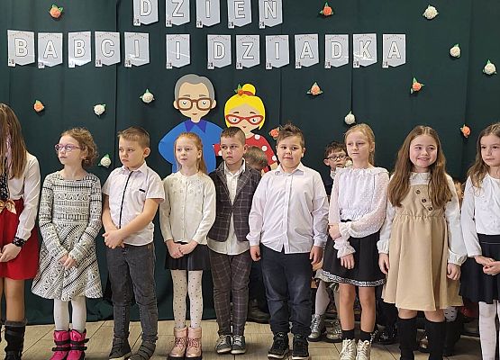 Uczniowie podczas występu