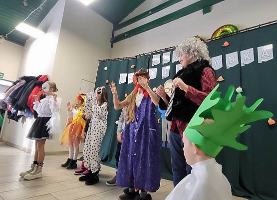 Uczniowie podczas występu