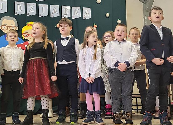 Uczniowie podczas występu