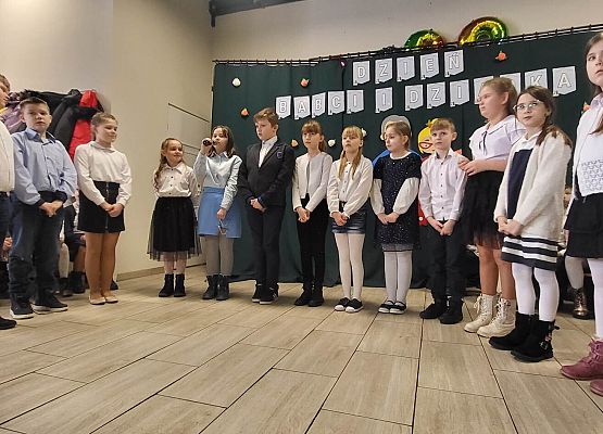 Uczniowie podczas występu