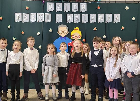 Uczniowie podczas występu