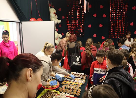 uczestnicy kiermaszu