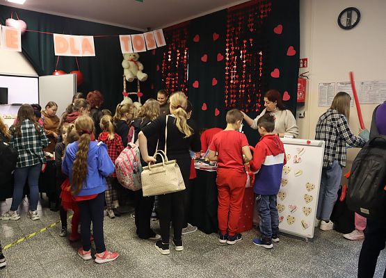 uczestnicy kiermaszu