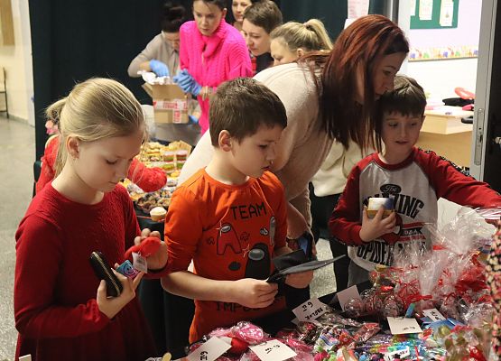 uczestnicy kiermaszu