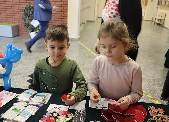 uczestnicy kiermaszu