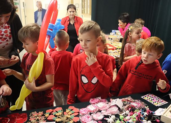 uczestnicy kiermaszu