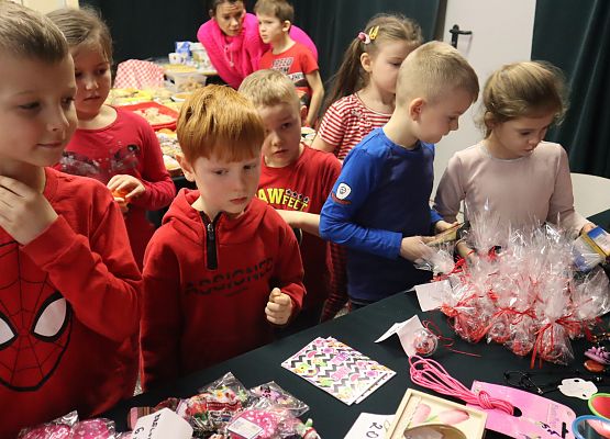 uczestnicy kiermaszu