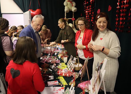 uczestnicy kiermaszu