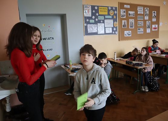 uczeń otrzymuje kartkę walentynkową