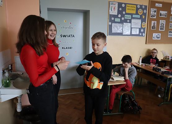 uczeń otrzymuje kartkę walentynkową