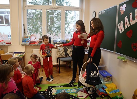 uczennice wręczają walentynki