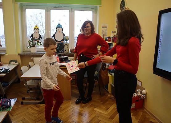 uczeń otrzymuje kartkę walentynkową