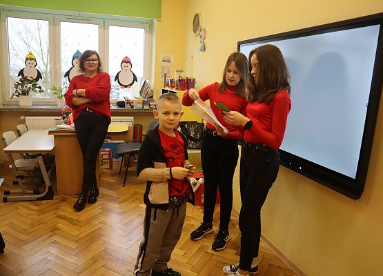 uczeń otrzymuje kartkę walentynkową