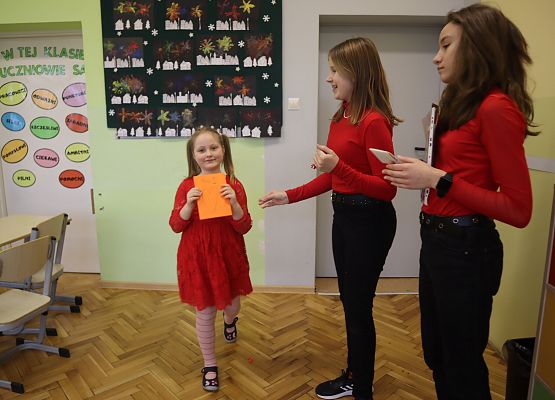 uczennica otrzymuje kartkę walentynkową