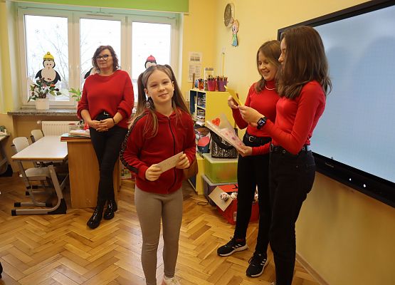 uczennica otrzymuje kartkę walentynkową