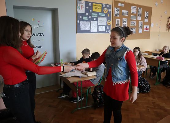 uczennica otrzymuje kartkę walentynkową