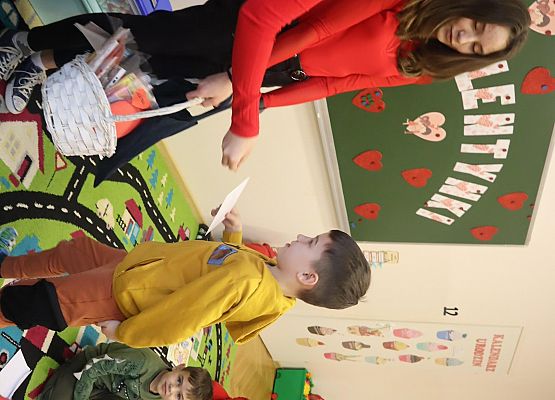 uczennice wręczają walentynki