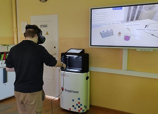 Uczeń przeprowadza doświadczenie chemiczne w wirtualnym laboratorium