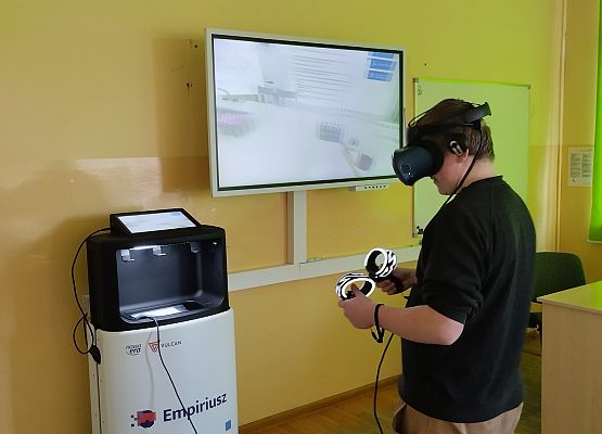 Uczeń przeprowadza doświadczenie chemiczne w wirtualnym laboratorium