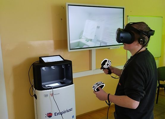 Uczeń przeprowadza doświadczenie chemiczne w wirtualnym laboratorium