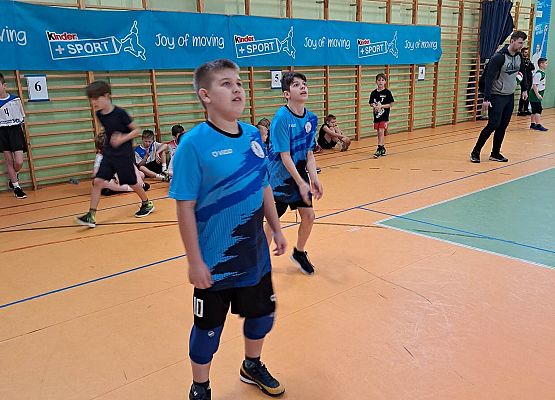 zawodnicy grają w piłkę siatkową