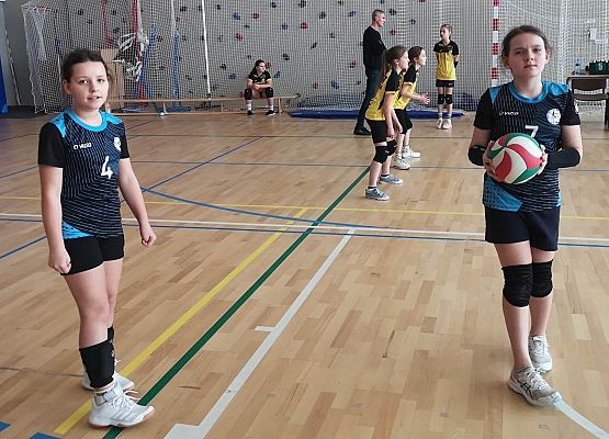 zawodniczki grają w piłkę siatkową