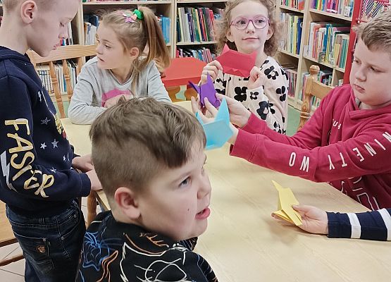 Dzieci prezentują swe prace