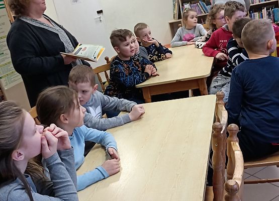 Dzieci słuchają nauczyciela