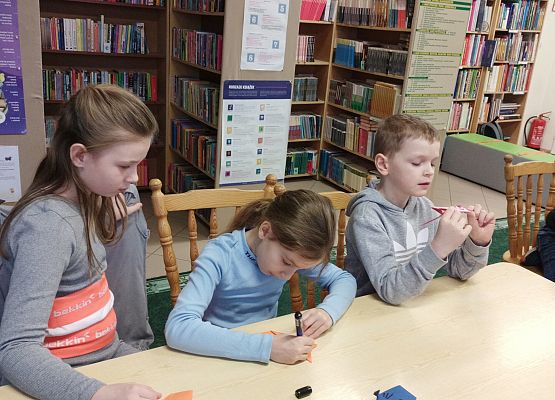 Dzieci wykonują kota origami