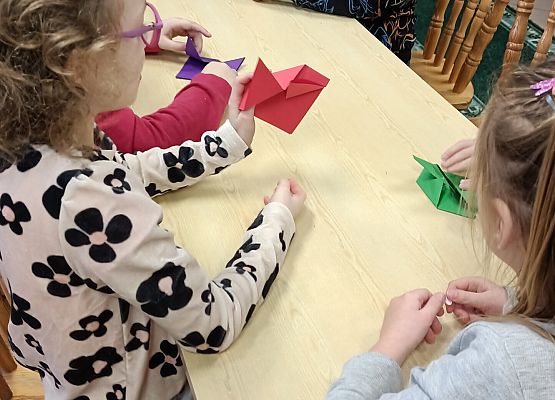 Dzieci wykonują kota z papieru