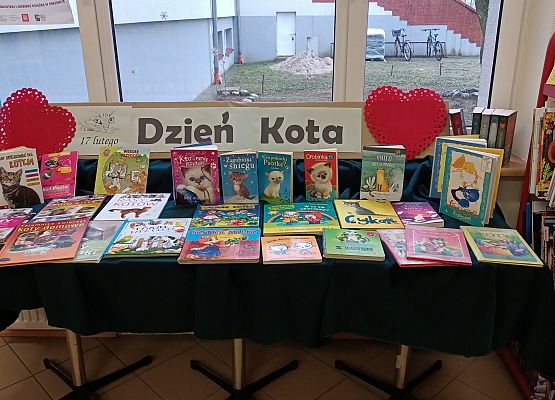Wystawa książek na Dzień Kota