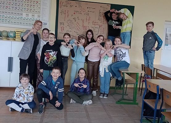 Zdjęcie grupowe uczniów z nauczycielką