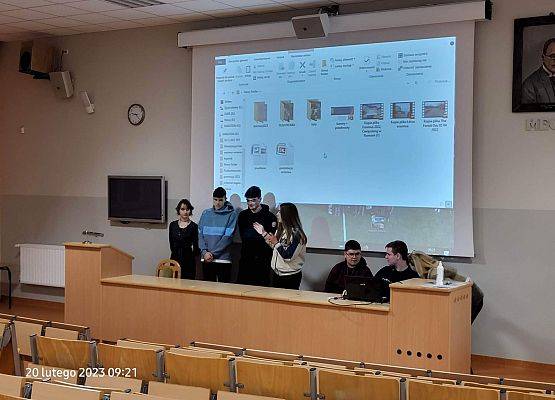uczniowie przedstawiają prezentację multimedialną