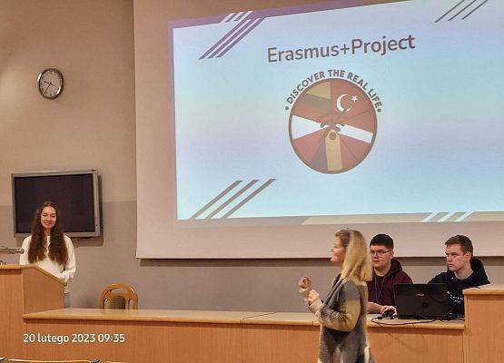 uczniowie przedstawiają prezentację multimedialną