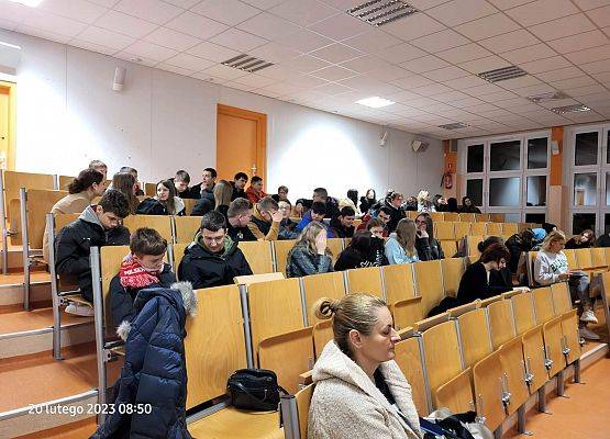 uczniowie siedzą w auli