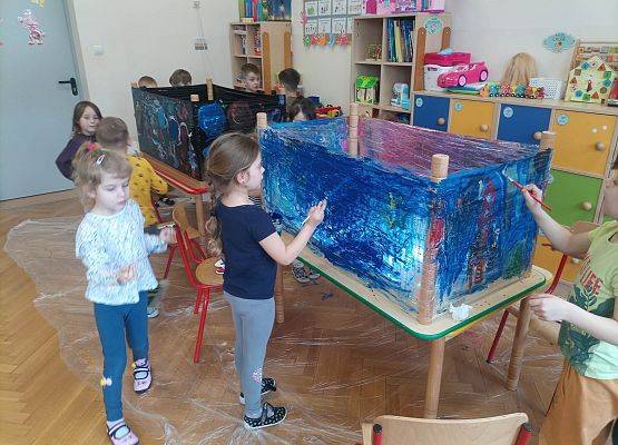 dzieci malują na streczu kosmos