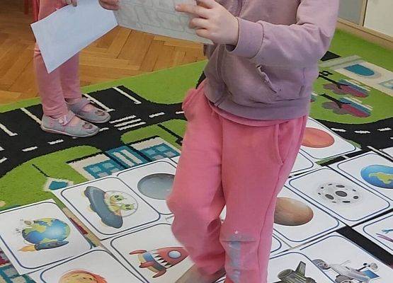 dzieci chodzą po kartach do kodowania
