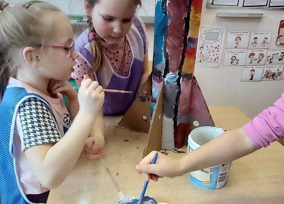 dziewczynki malują makietę rakiety
