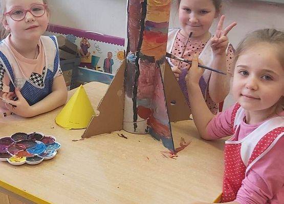 dziewczynki malują makietę rakiety